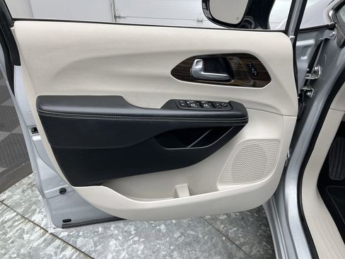 Used 2024 Chrysler Pacifica Limited image 8