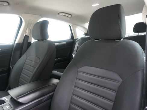 Used 2019 Ford Fusion SE FWD image 11