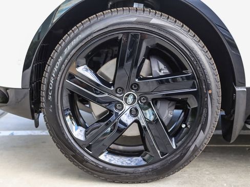 New 2026 Land Rover Discovery Limited Edition image 9