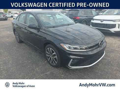 Used 2025 Volkswagen Jetta SE FWD image 2