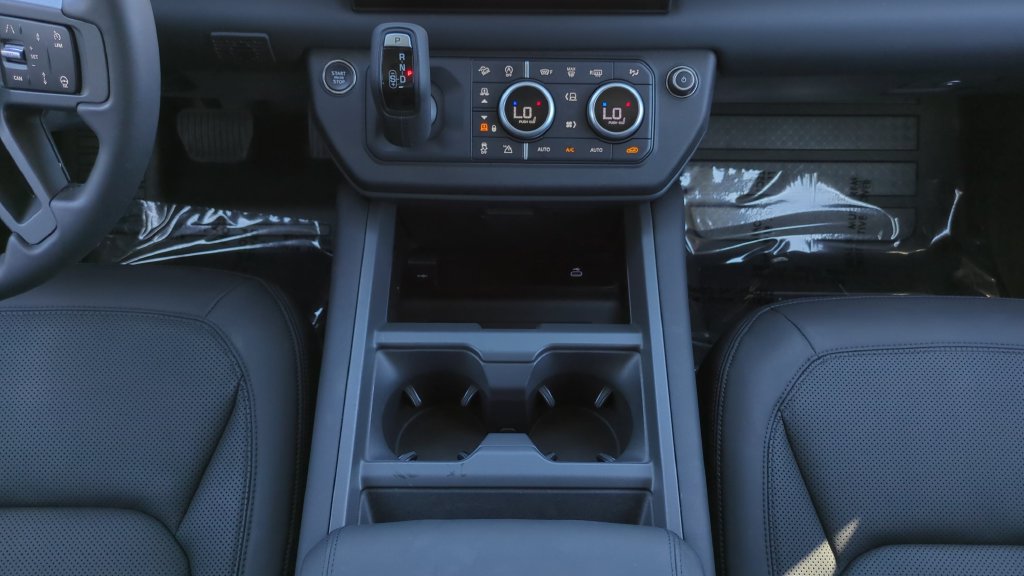 Used 2025 Land Rover Defender 110 X-Dynamic SE AWD/4WD image 18