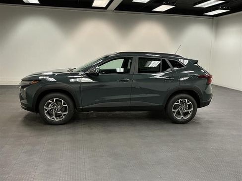 New 2026 Chevrolet Trax LT w/ LT Convenience Package FWD image 2