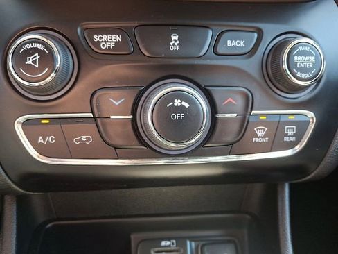 Used 2017 Jeep Cherokee Latitude AWD/4WD image 15