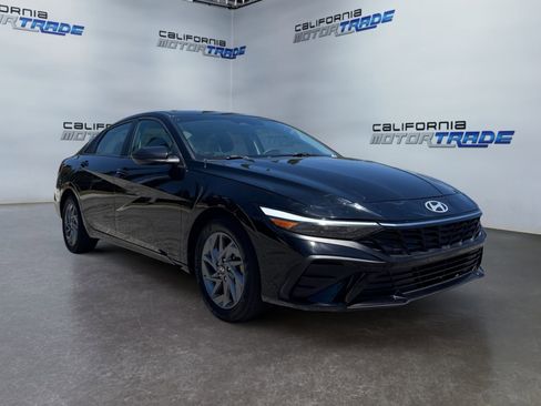 Used 2024 Hyundai Elantra Blue FWD image 3
