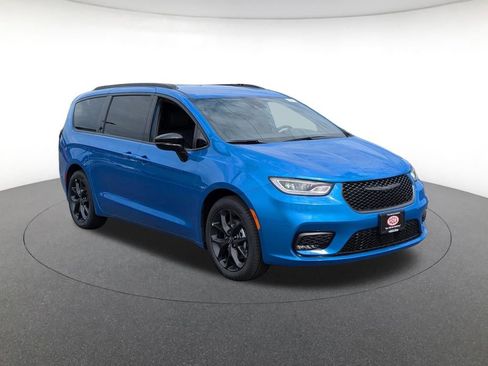 New 2026 Chrysler Pacifica Select image 1