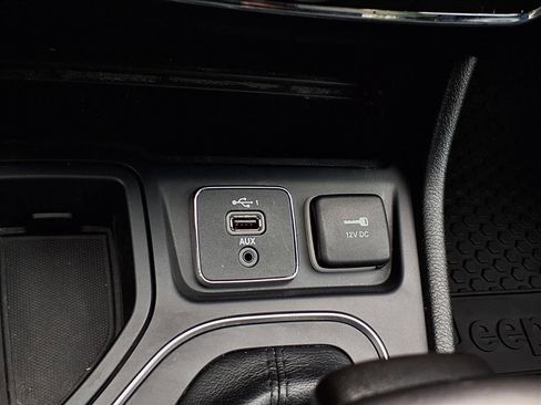 Used 2019 Jeep Cherokee Latitude Plus w/ Cold Weather Group image 21