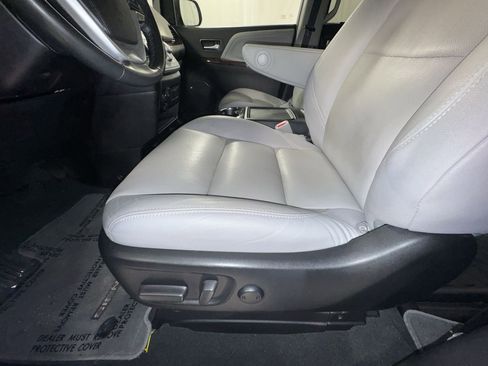 Used 2020 Toyota Sienna Limited image 18