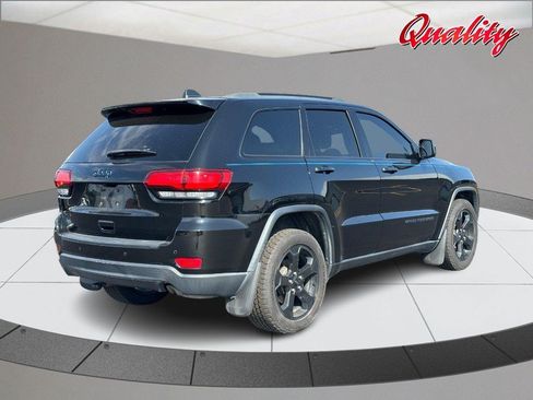 Used 2018 Jeep Grand Cherokee Laredo AWD/4WD image 3
