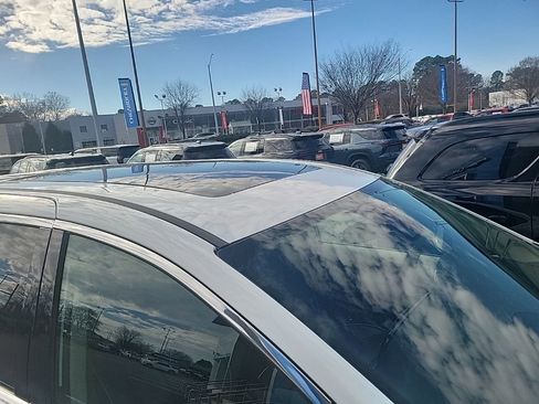 Used 2023 Chrysler Pacifica Limited image 9