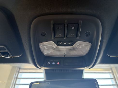 Used 2025 GMC Canyon Denali image 17