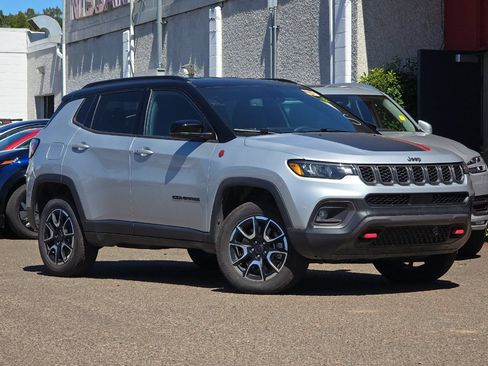 Used 2025 Jeep Compass Trailhawk AWD/4WD image 2