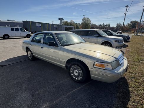Used 2004 Ford Crown Victoria Police Interceptor image 4