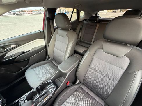 Used 2025 Chevrolet Trax LT image 34