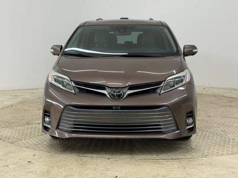 Used 2018 Toyota Sienna Limited Premium image 5