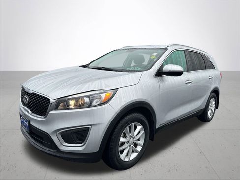 Used 2017 Kia Sorento LX w/ LX V6 Convenience Package image 2