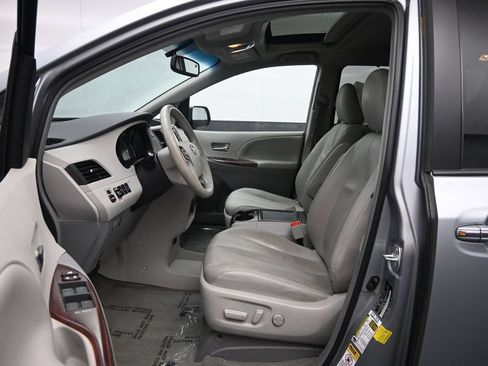 Used 2014 Toyota Sienna XLE FWD image 17