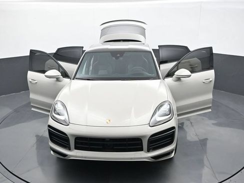 Certified 2021 Porsche Cayenne Turbo S w/ Lightweight Sport Package AWD/4WD image 32