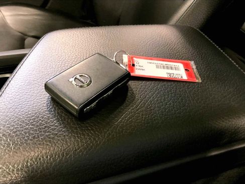 Used 2021 Volvo V60 T5 Cross Country image 12