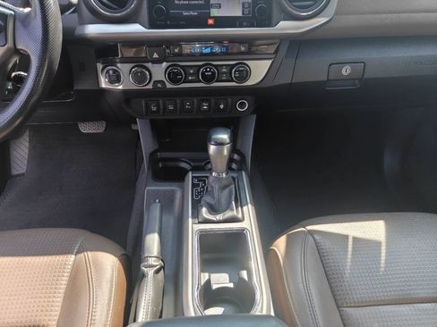 Used 2016 Toyota Tacoma Limited w/ Exterior Package AWD/4WD image 13