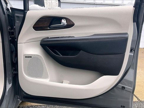 Used 2022 Chrysler Pacifica Limited image 29