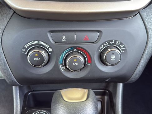 Used 2016 Jeep Cherokee Sport image 25