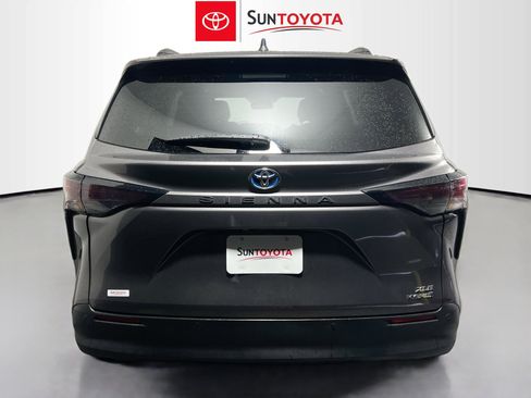 Used 2023 Toyota Sienna XLE image 5