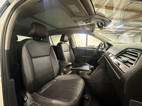 Used 2022 Volkswagen Tiguan SE w/ Panoramic Sunroof Package FWD image 12