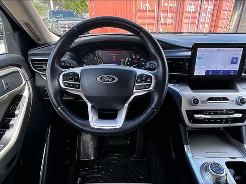 Used 2022 Ford Explorer XLT w/ Equipment Group 202A image 6