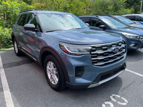 Used 2025 Ford Explorer Active AWD/4WD image 3