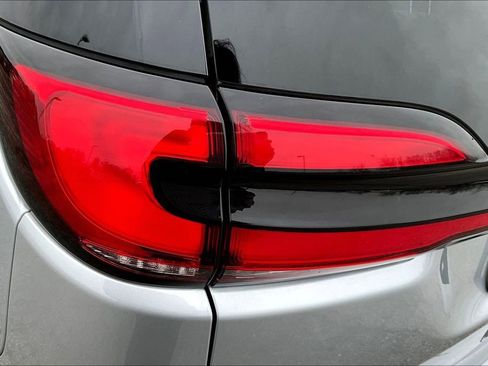 Used 2024 Chrysler Pacifica Touring-L FWD image 21