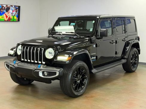 Used 2022 Jeep Wrangler Unlimited Sahara w/ Cold Weather Group AWD/4WD image 4