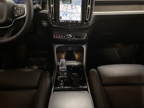 Used 2025 Volvo XC40 B5 Plus image 12