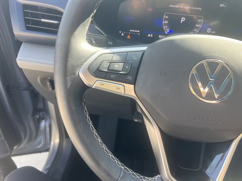 Certified 2024 Volkswagen Taos SE w/ Panoramic Sunroof Package image 18