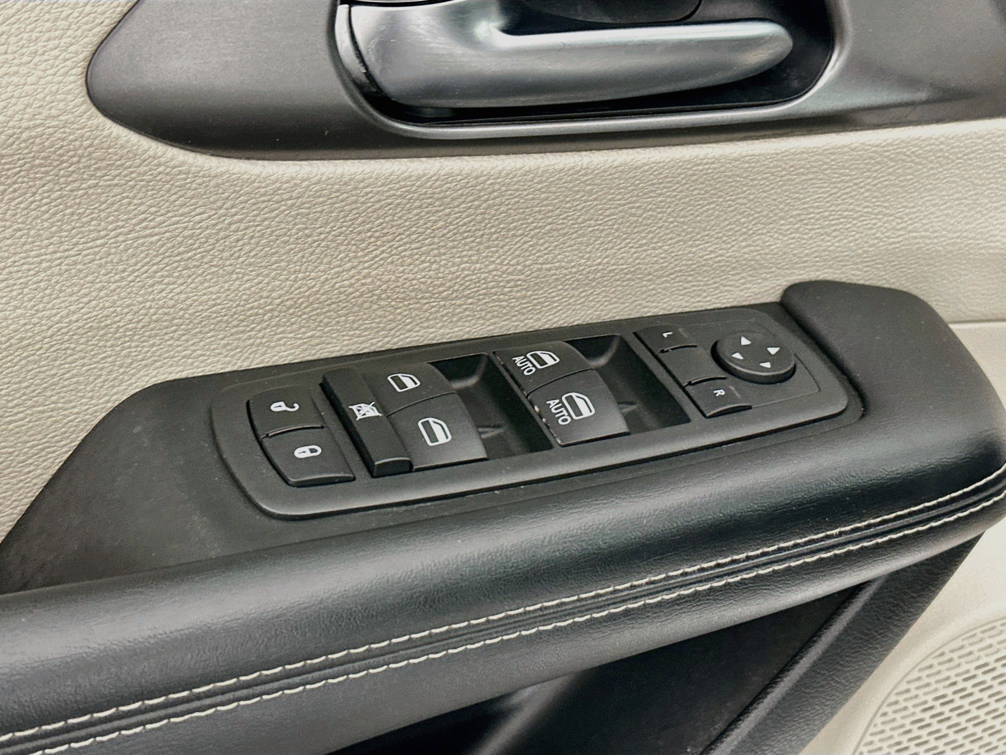 Used 2023 Chrysler Pacifica Touring-L FWD image 15