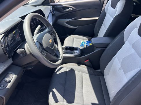 Used 2025 Chevrolet Trax LS w/ LS Convenience Package FWD image 12