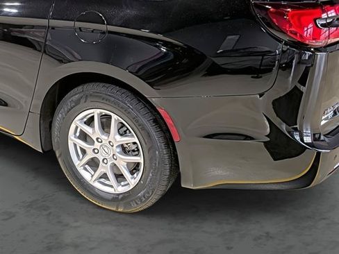 Used 2024 Chrysler Pacifica Touring-L FWD image 11