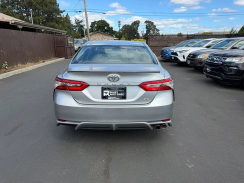 Used 2018 Toyota Camry SE FWD image 6