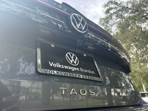 New 2025 Volkswagen Taos SE w/ Panoramic Sunroof Package image 40