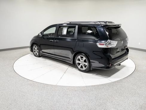 Used 2018 Toyota Sienna SE FWD image 34