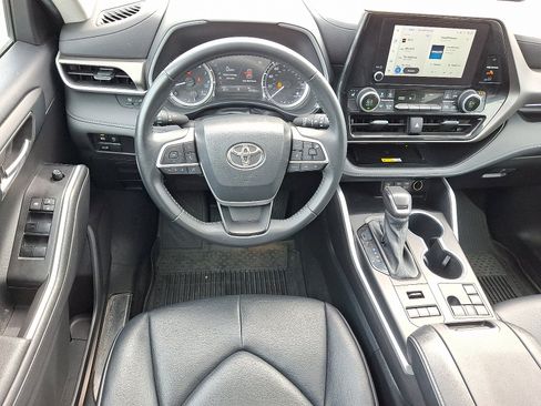 Used 2023 Toyota Highlander XLE image 12