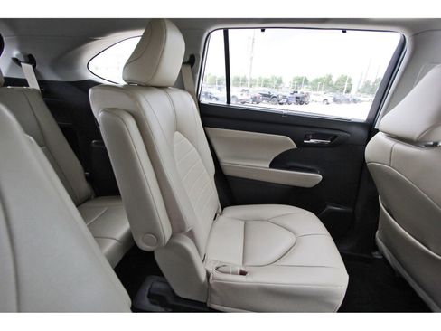 Used 2023 Toyota Highlander XLE image 13