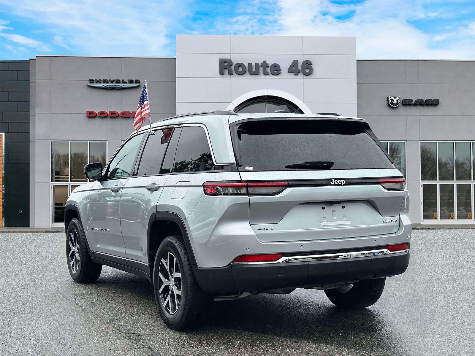 Used 2025 Jeep Grand Cherokee Limited AWD/4WD image 4
