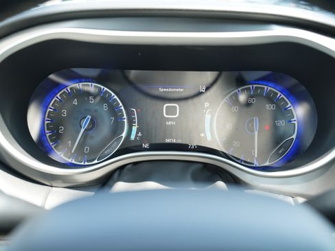 Used 2024 Chrysler Pacifica Touring-L FWD image 18