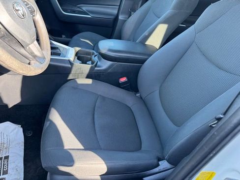 Used 2020 Toyota RAV4 LE AWD/4WD image 5