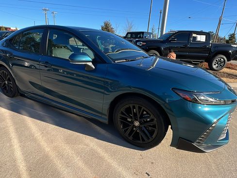 Used 2025 Toyota Camry SE image 5