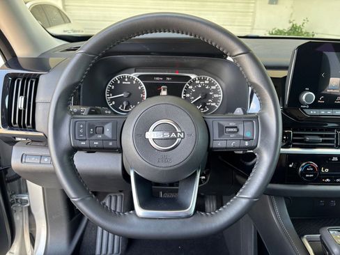 Used 2025 Nissan Pathfinder SV FWD image 30