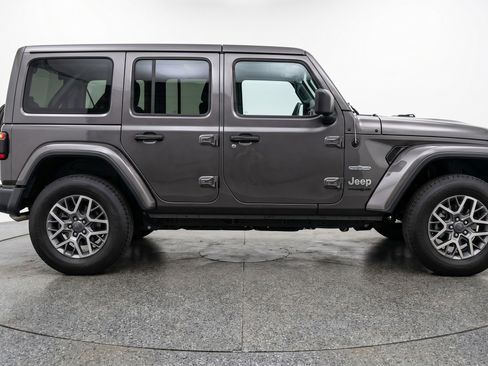 Used 2025 Jeep Wrangler Sahara image 11