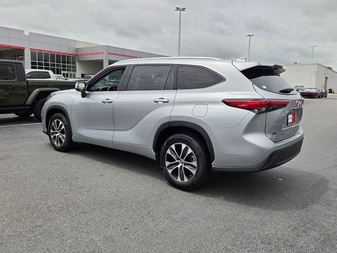 Used 2022 Toyota Highlander XLE FWD image 9
