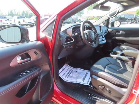 Used 2025 Chrysler Pacifica Select FWD image 18