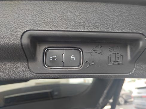 Used 2021 Ford Explorer XLT w/ Equipment Group 202A image 8